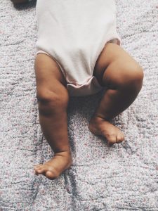newborn-kicking-legs