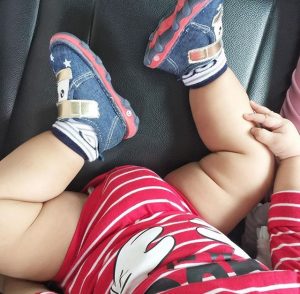 baby-sideknee